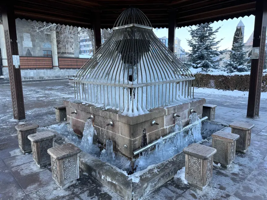 Sibirya soğukları Türkiye’de! Şehirler buzkesti, arabaların üzerine battaniye örttüler 