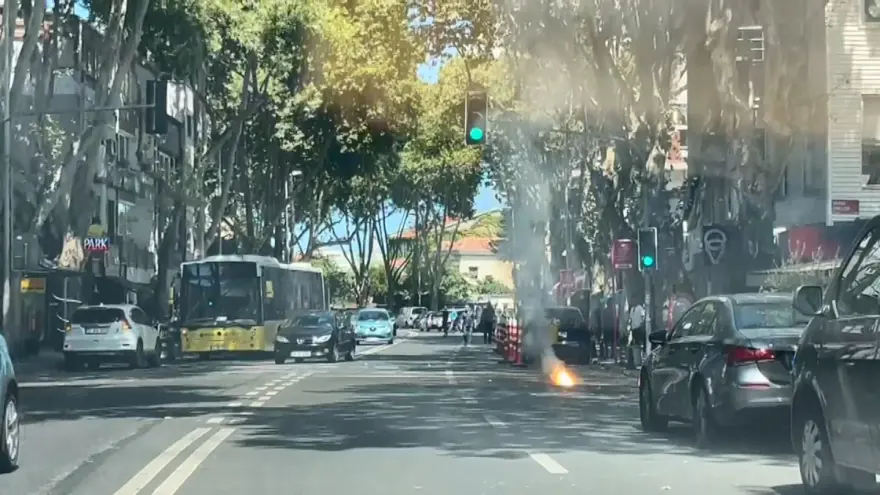 Sarıyer’deilginç görüntü: Yolun altından alev çıktı 1 Sarıyer’deilginç görüntü: Yolun altından alev çıktı 1