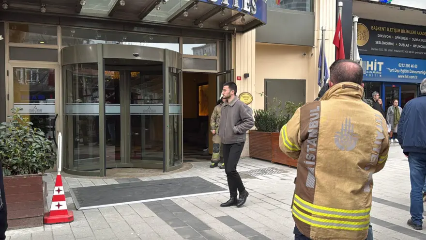 Mecidiyeköy'de korku dolu anlar: Otelin elektrik panosunda yangın çıktı 6