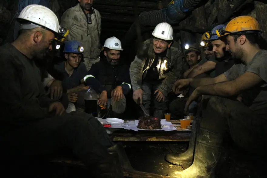 Madenciler, yılbaşını yerin metrelerce altında kutladı 3 Madenciler, yılbaşını yerin metrelerce altında kutladı 3