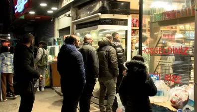 Ramazan başladı, ilk sahurda pide kuyruğu oluştu