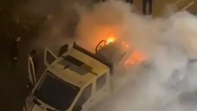 Alev topuna döndü: Seyyar satıcı zabıta aracını ateşe verdi