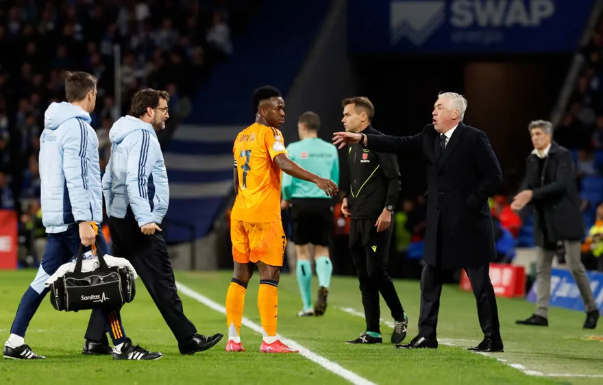 Irkçı saldırıların hedefindeki Vinicius Jr'a futbol tarihine geçecek teklif 5