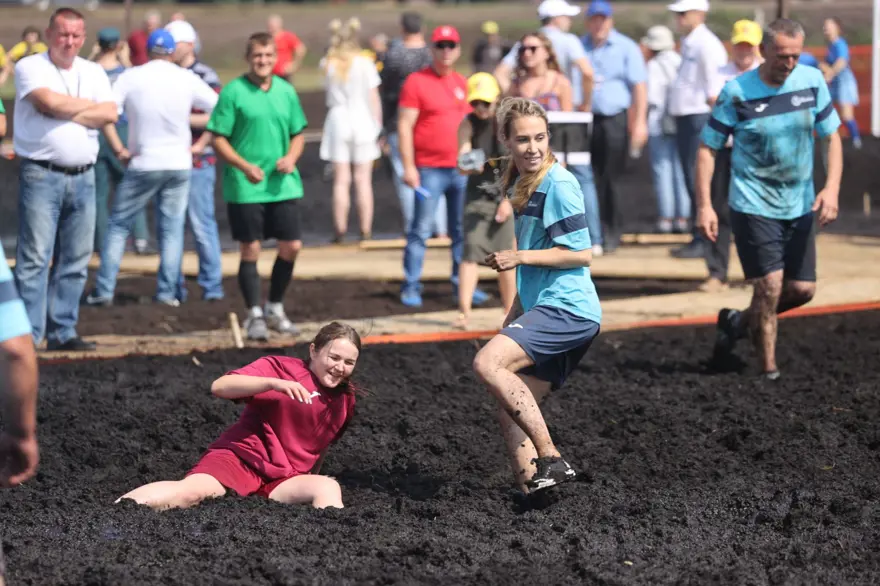 Beyaz Rusya'da bataklık futbol turnuvası 18