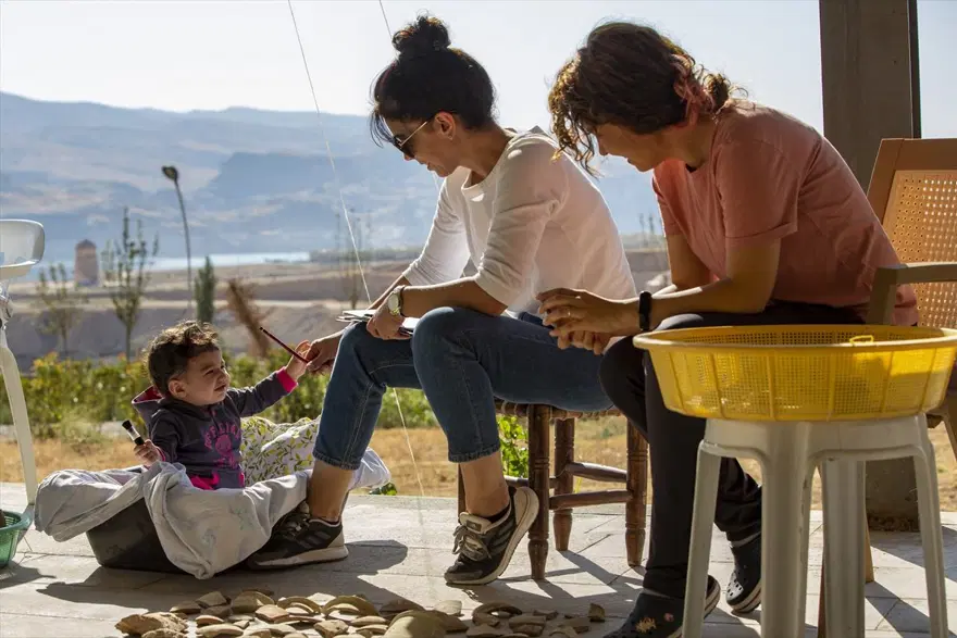 Arkeolog çiftin bebeği Sarya Hasankeyf kazı ekibinin neşe kaynağı oldu 12 Arkeolog çiftin bebeği Sarya Hasankeyf kazı ekibinin neşe kaynağı oldu 12