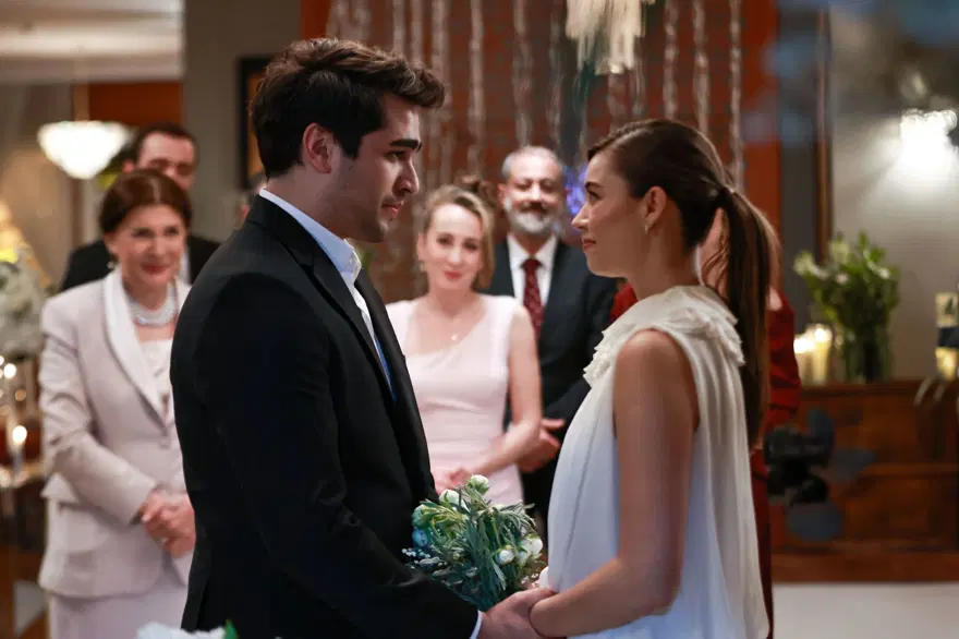 Yalı Çapkını'nın Şefika'sı Hülya Duyar'dan Afra Saraçoğlu ile Mert Ramazan Demir'e övgüler 