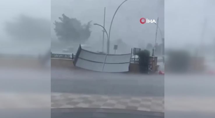 Fırtınada yerinden fırlayan metal sundurma kapağı yolda yürüyen turistlere çarptı: 2 yaralı
