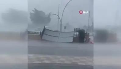 Fırtınada yerinden fırlayan metal sundurma kapağı yolda yürüyen turistlere çarptı: 2 yaralı