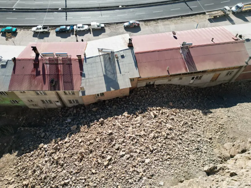 Uzundere'de sabaha karşı göçük meydana geldi: Ev ve iş yerleri zarar gördü 1