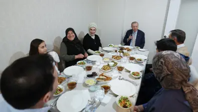 Cumhurbaşkanı Erdoğan, vatandaşın evinde iftar yaptı