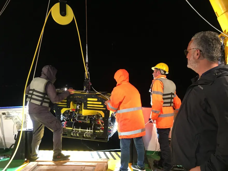 Foça açıklarında savaş gemisi batığı bulundu 9