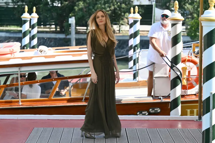 8 DAKİKA BOYUNCA AYAKTA ALKIŞLANDI 1