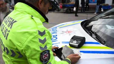 Samsun'da ehliyetsiz sürücü polise çarpıp kaçtı