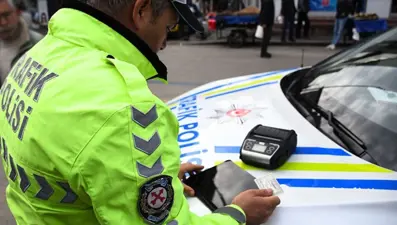 Samsun'da ehliyetsiz sürücü polise çarpıp kaçtı