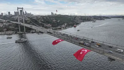 İstanbul'da 29 Ekim coşkusu: Köprülere Türk bayrakları asıldı