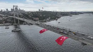 İstanbul'da 29 Ekim coşkusu: Köprülere Türk bayrakları asıldı