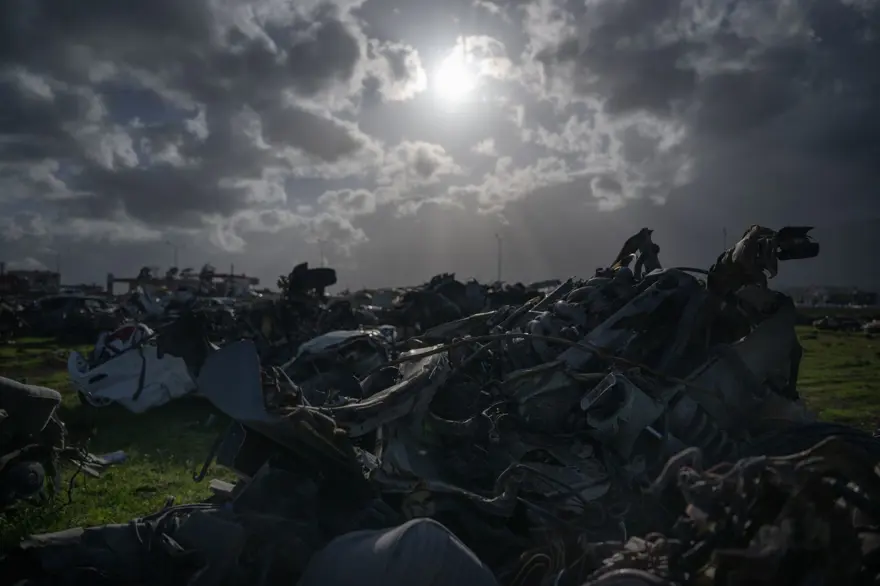 "Araba mezarlığı" felaketin boyutunu gözler önüne seriyor 10