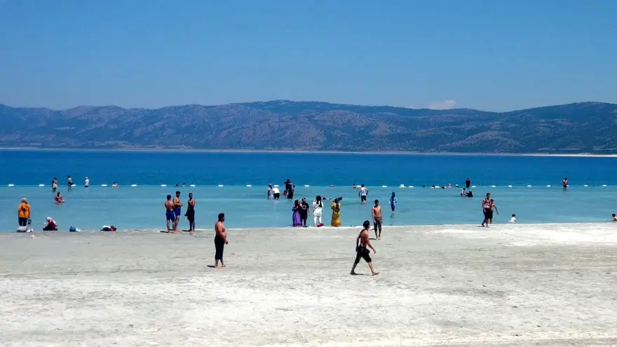 Yasağa rağmen Salda Gölü kıyısında nargile içip, çamur banyosu yaptılar 