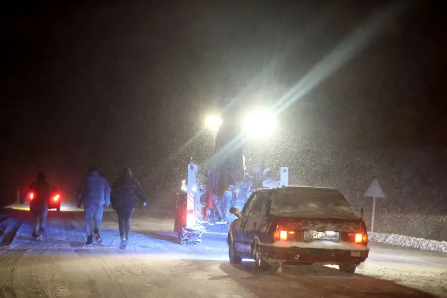 Kırklareli'nde kar yağışı etkisini arttırdı: Sınır kapısında ulaşım durma noktasında 