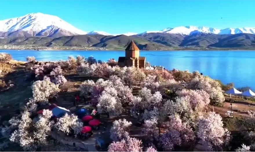 Van'ın Akdamar Adası’na ziyaretçi yağdı 1