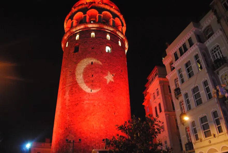 Galata Kulesi kırmızı beyaza büründü 