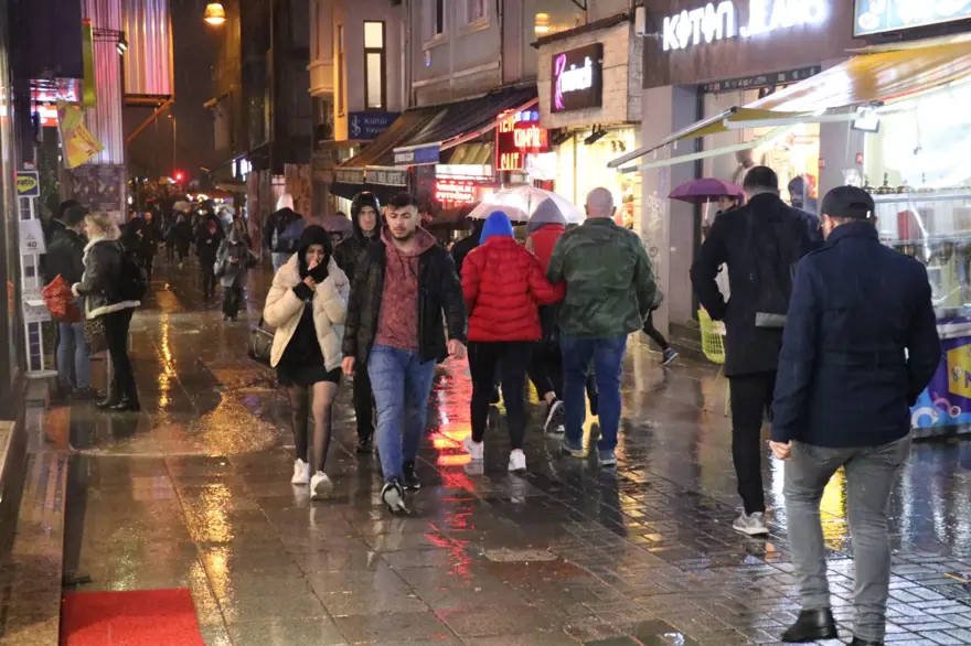 Sağanak yağış İstanbul'da etkili oldu 3