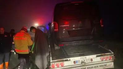 MustafaDestici’nin kaza yapan makam aracını taşıyan çekici yandı