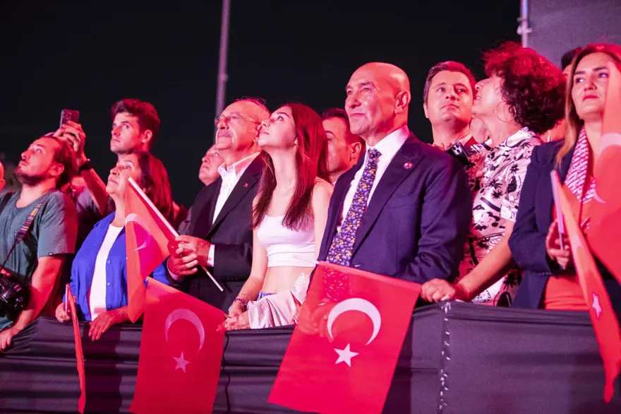 İzmir’de kurtuluş günü coşkusu: Tarkan konserine yüz binlerce kişi akın etti 29
