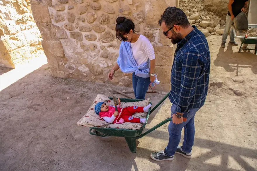 Arkeolog çiftin bebeği Sarya Hasankeyf kazı ekibinin neşe kaynağı oldu 2 Arkeolog çiftin bebeği Sarya Hasankeyf kazı ekibinin neşe kaynağı oldu 2