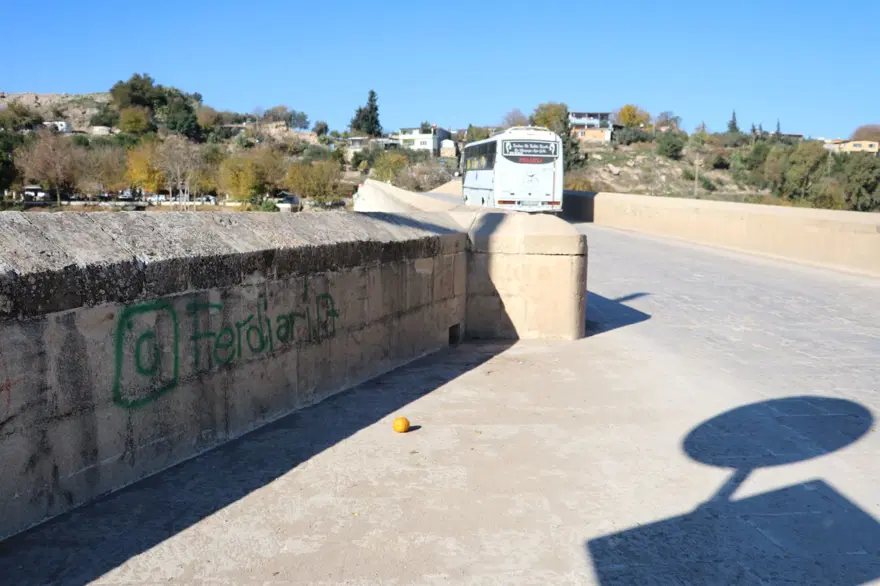 Misis Köprüsü’ne sprey boya ile yazı yazdılar 7 Misis Köprüsü’ne sprey boya ile yazı yazdılar 7