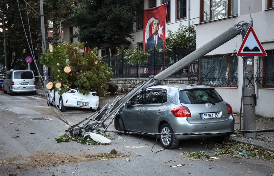 Bursa’da lodos etkili oldu (Elektrik direği ve ağaç araçlarınüzerine devrildi) 