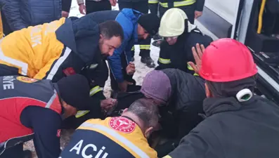 İşçi servisi, kamyonetle çarpıştı: Biri ağır 9 yaralı