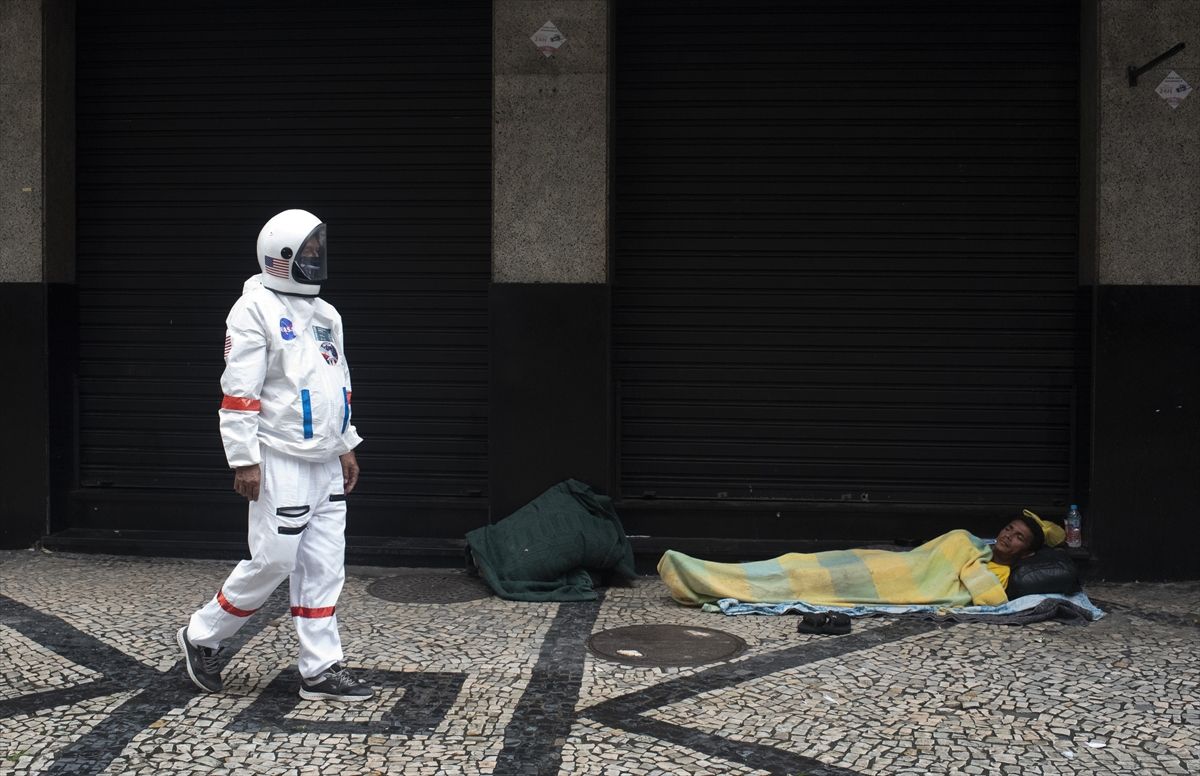 Rio de Janeiro'da astronot kıyafetiyle virüsten korunmaya çalışıyor
