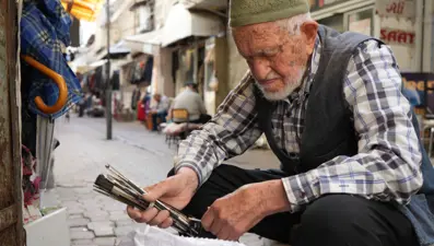 96 yaşındaki Dursun dede 70 yıldır mesleğini sürdürüyor:  Bedesten’in simgesi oldu