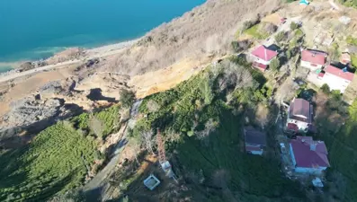 Uçurumun ucundaki köy: Kaymalar devam ediyor,evler tehlike altında