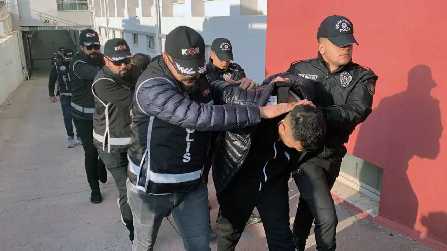 Adana’da çeteye şafakbaskını: 15 şüpheli tutuklandı 2 Adana’da çeteye şafakbaskını: 15 şüpheli tutuklandı 2