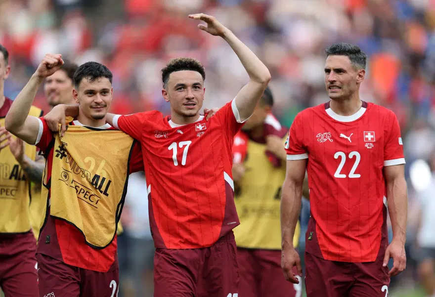 ÖNE ÇIKAN FUTBOLCULARI 5 ÖNE ÇIKAN FUTBOLCULARI 5