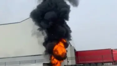 Gıda yüklü kamyon alev alev yandı