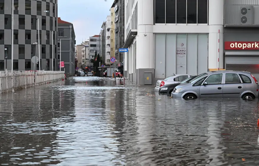 İzmir'i sağanak ve fırtına vurdu: Kıyı şeridi su altında! 32