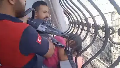 Şanlıurfa'da kafası demir korkuluğa sıkışan çocuk kurtarıldı