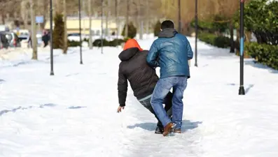 Karda düşmeden yürümek için tavsiyeler: İlk kural elleri cepten çıkarın!