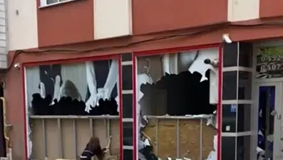 Eski patronuna kızdı, keserle iş yerinin camlarını kırdı: O anlar kamerada
