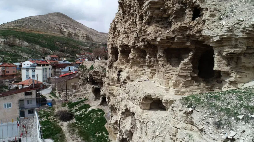 Sivas'ın 4 bin yıllık 'apartman' mağaraları zamana meydan okuyor 4 Sivas'ın 4 bin yıllık 'apartman' mağaraları zamana meydan okuyor 4