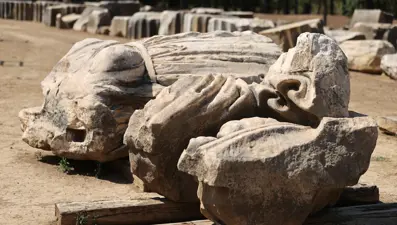 AntikÇağ'ın mitolojik dev tanrı heykelleri orijinal görüntüsüne kavuşuyor