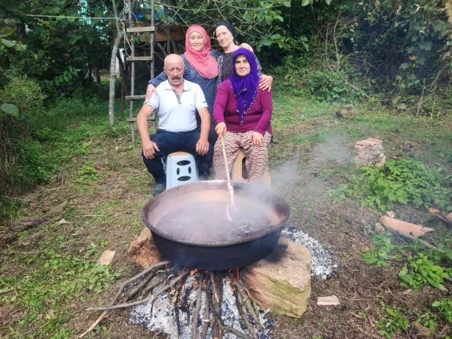 Halk arasında "kokulu üzüm" olarak biliniyor: Kazanlarda kaynatılıp şifa niyetine tüketiliyor 5 Halk arasında "kokulu üzüm" olarak biliniyor: Kazanlarda kaynatılıp şifa niyetine tüketiliyor 5