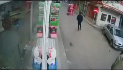 Rüzgarda sürüklenen cips standının peşinden koştu