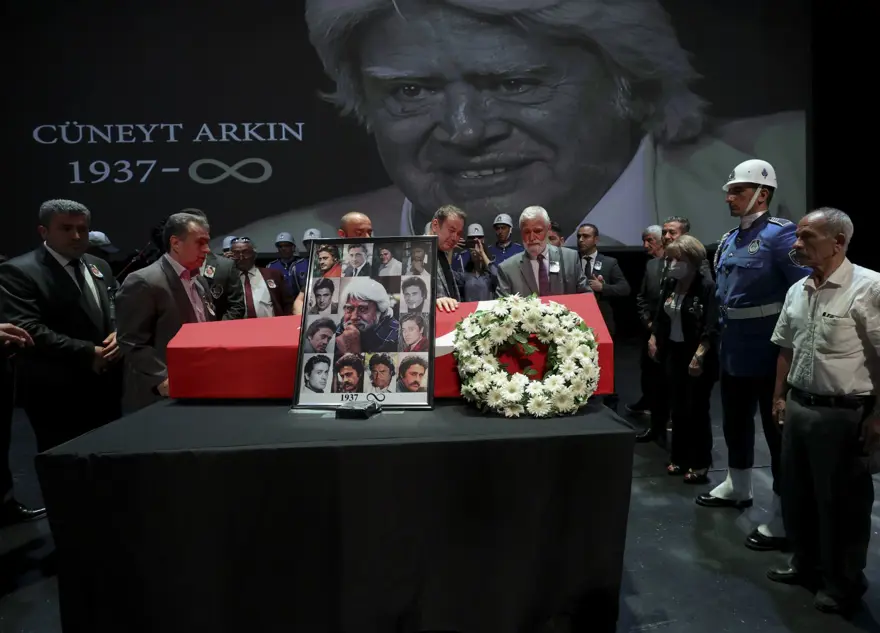 Cüneyt Arkın'ı binlerce kişi gözyaşlarıyla uğurladı 37 Cüneyt Arkın'ı binlerce kişi gözyaşlarıyla uğurladı 37