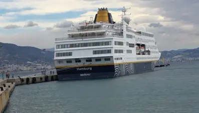 2025 yılının ilk "kruvaziyer" gemisi: Alanya iskelesine demir attı