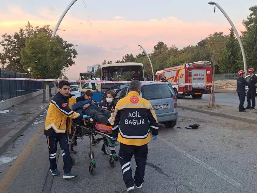 Ankara'da otomobil ile minibüs kafa kafaya çarpıştı: 1 ölü, 14 yaralı 4 Ankara'da otomobil ile minibüs kafa kafaya çarpıştı: 1 ölü, 14 yaralı 4