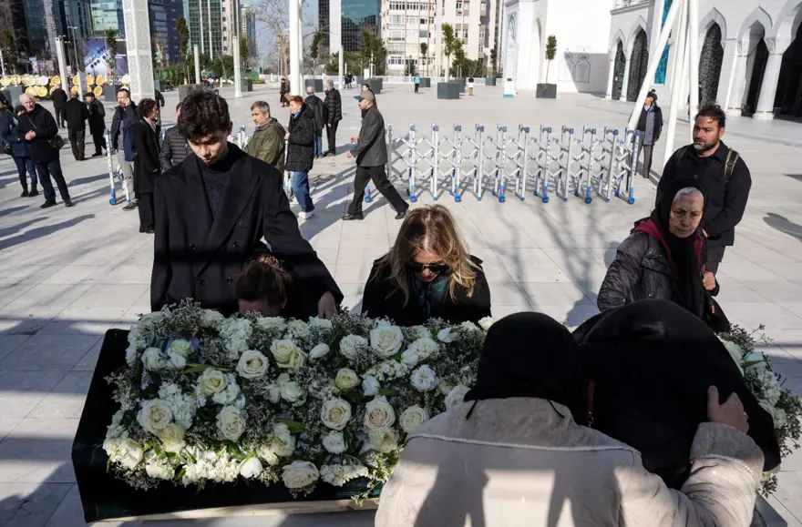 Yangın faciasında hayatını kaybeden eşi ve kızlarını son yolculuğuna uğurladı | Acılı baba: Devletimiz gereğini yapacaktır 5